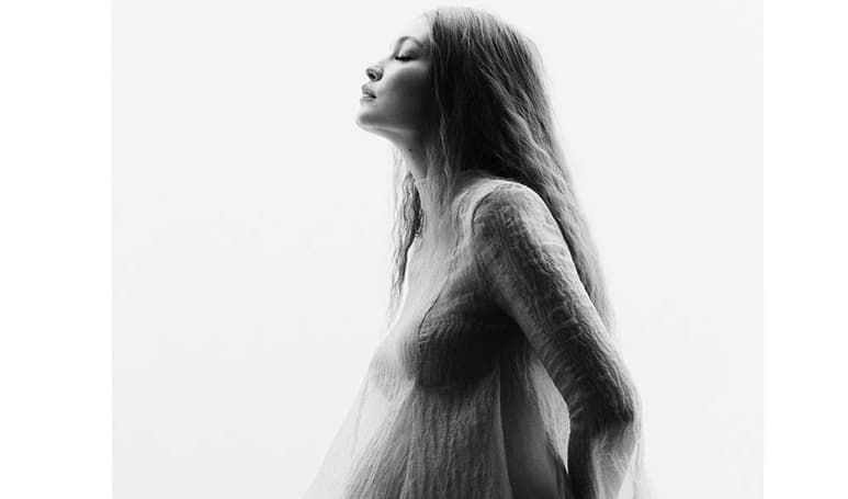 La supermodelo Gigi Hadid sorprendió este miércoles al posar para una sesión fotográfica en la que deja ver como nunca antes, su crecida “pancita” de embarazo. (INSTAGRAM)