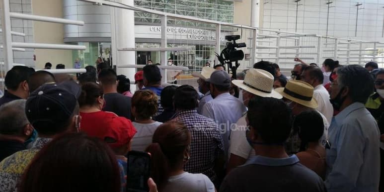 La seguridad resultó insuficiente para contener al grupo de manifestantes que esperaba la llegada del presidente. (EL SIGLO DE TORREÓN)