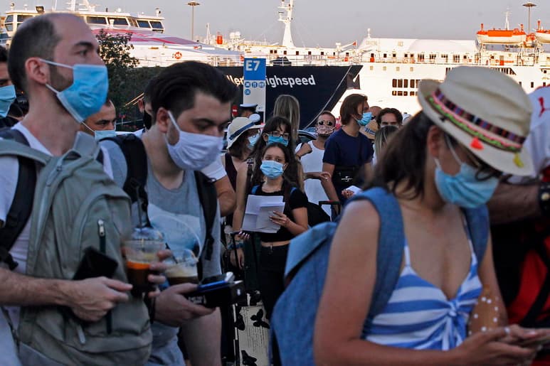 Grecia sufrió este martes un fuerte repunte en los casos de coronavirus con el registro de un nuevo récord de contagios, 293 en las últimas 24 horas, frente a los 168 del lunes. (ARCHIVO) 