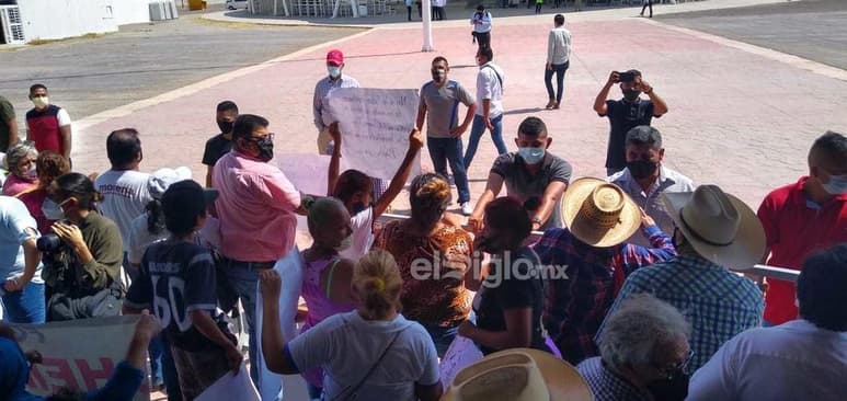 Desde enfermeros del ISSSTE, maestros, comerciantes y ejidatarios son los que esperan impacientes y dejando de lado los protocolos de salubridad como la sana distancia y el uso del cubrebocas.
(JESÚS GALINDO)