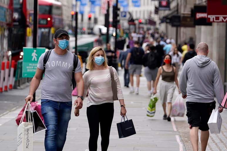 El Gobierno británico notificó hoy la detección de 1,048 nuevos positivos de COVID-19 y la muerte de 16 personas por la enfermedad en veinticuatro horas. (ARCHIVO) 