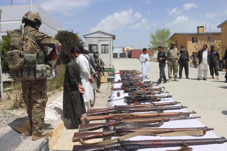 Los talibanes urgieron este miércoles al Gobierno afgano a completar el controvertido intercambio de prisioneros y comenzar el diálogo de paz en el país asiático, la primera vez que los insurgentes exhortan directamente a Kabul a sentarse a la mesa de negociaciones. (ARCHIVO)