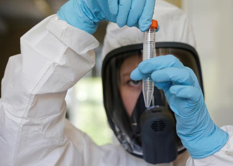 El alcalde de Moscú invitó el miércoles a los vecinos a participar de las pruebas de una vacuna contra el coronavirus aprobada por Rusia semanas atrás, en lo que las autoridades calificaron de un avance a la altura del lanzamiento del primer satélite artificial soviético en 1957. (ARCHIVO)