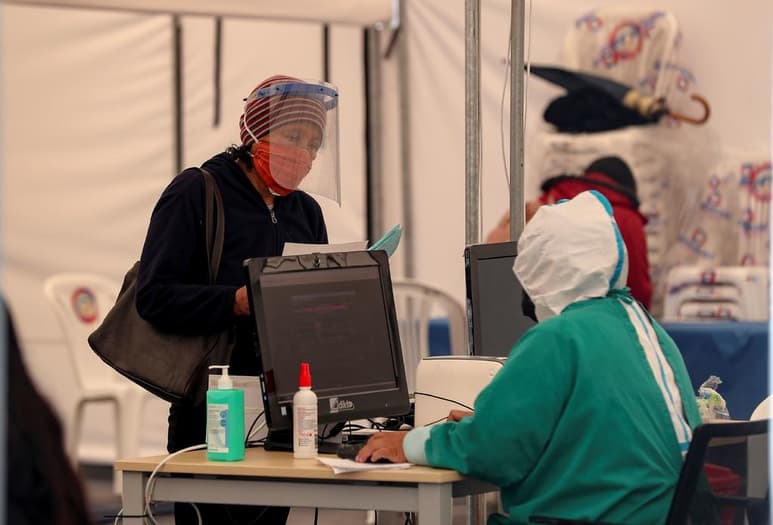 Ecuador registró este miércoles 110,549 positivos por COVID-19, 1,519 de estos en las últimas 24 horas, y suma ya 6,410 fallecidos oficiales y 3,703 probables por la enfermedad. (ARCHIVO)