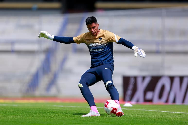 El mundialista con México Alfredo Talavera, guardameta de los Pumas UNAM del fútbol mexicano, reconoció este miércoles el trabajo sucio que aporta el paraguayo Carlos González a su equipo, el único invicto en el Apertura 2020. (ARCHIVO)