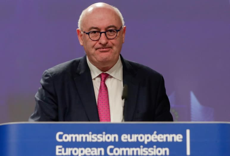 El comisario europeo de Comercio, el irlandés Phil Hogan, presentó este miércoles su dimisión tras incumplir las medidas sanitarias contra la COVID-19 en la República de Irlanda al asistir este mes a una cena en un club de golf. (ARCHIVO)