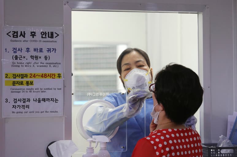 La medida también ha provocado la interrupción de distintos servicios médicos. (AP)