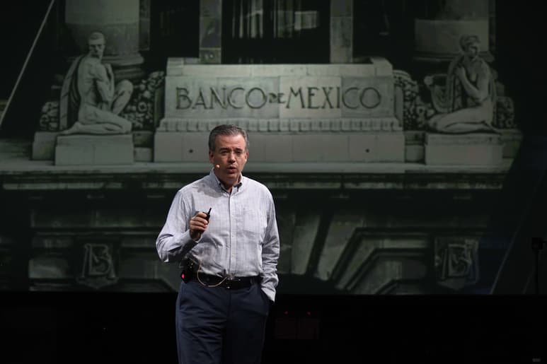 El gobernador del Banxico, Alejandro Díaz de León planteó tres escenarios posibles para el PIB. (ARCHIVO)