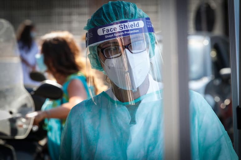 Italia registró hoy un nuevo aumento del número de contagios de coronavirus con 1,411 casos en las últimas 24 horas frente a los 1,367 del miércoles y cinco fallecidos. (ARCHIVO)