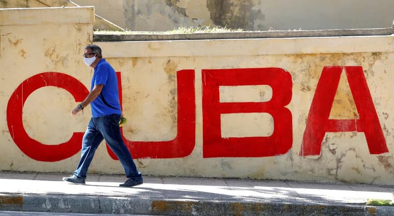 Cuba mantiene su tendencia oscilante de contagios de COVID-19 al sumar este jueves otros 47 casos, buena parte de ellos en La Habana, donde el Gobierno anunció que implementará nuevas medidas para controlar los rebrotes. (ARCHIVO)