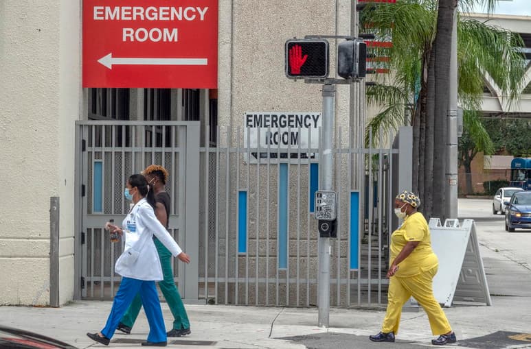 Las muertes por COVID-19 en Florida traspasaron este jueves la cota de las 11,000, en una jornada con 3,269 casos nuevos y la tasa de positivos debajo del 10 %. (ARCHIVO)
