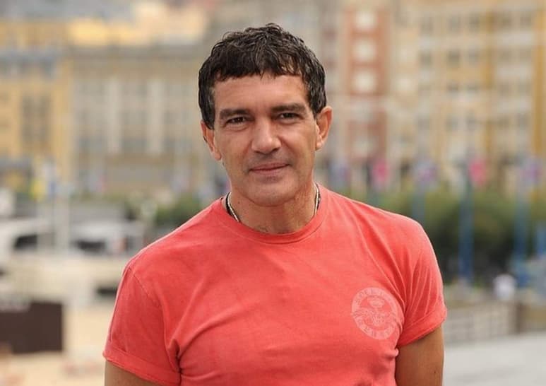 Antonio Banderas, que hace solo unos días comunicó vía Twitter que había superado el coronavirus tras 21 días de enfermedad, reapareció hoy en el Festival de Málaga para darle una sorpresa a su amigo Oscar Martínez, a quien guardará la Biznaga que recogerá virtualmente esta noche para dársela en Madrid. (INSTAGRAM)