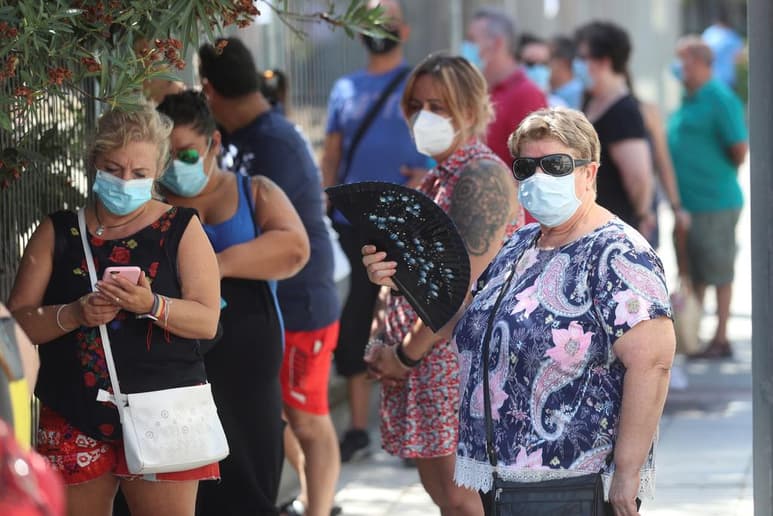 España registró este jueves otros 9,658 contagios de coronavirus, de los que 3,781 fueron diagnosticados en las últimas 24 horas, según los últimos datos ofrecidos por el Ministerio español de Sanidad, que mantiene a Madrid a la cabeza de las regiones con mayor número de contagios, con 979 en un día. (ARCHIVO)