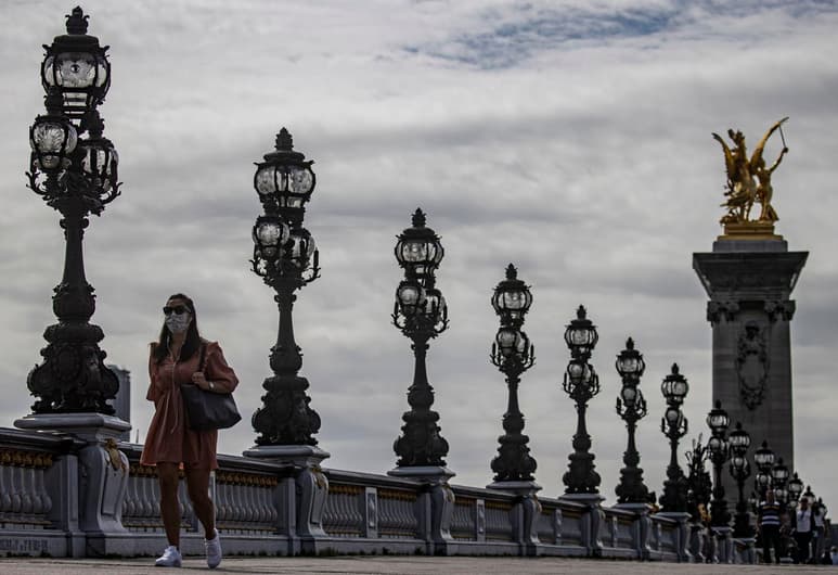 Francia registró este jueves 6,111 casos de coronavirus, la cifra más alta de contagios desde que el Gobierno puso fin al confinamiento en mayo. (EFE)