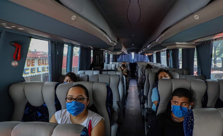 El transporte público es uno de los principales focos de infección del COVID-19, sin embargo, en muchas ocasiones también resulta un medio indispensable, por lo que es importante que sigas las medidas recomendadas para cuidarte. 
(ARCHIVO)