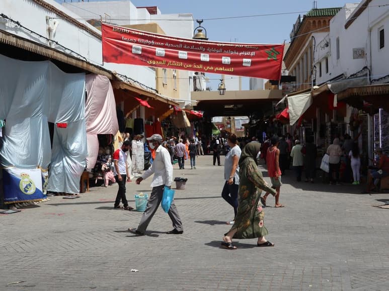 Marruecos ha superado hoy la cifra fatídica de los mil muertos por la COVID-19 al llegar a los 1,011 fallecidos, en un mes de agosto en el que la pandemia se ha propagado en el país de forma exponencial. (ARCHIVO) 