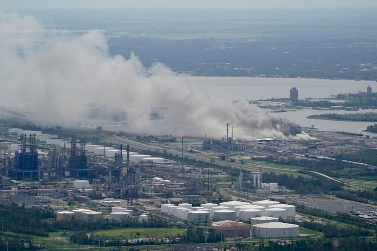 Un incendio en una fábrica de cloro de Luisiana arrojó el jueves una densa columna de humo después de que el huracán Laura azotó el corredor petroquímico del país, obligando a los residentes en las inmediaciones de la planta a permanecer refugiados en sus viviendas. (ARCHIVO)