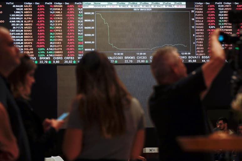 La bolsa de Sao Paulo se mantuvo estable (0 %) este jueves y su índice Ibovespa, referencia del parqué, cerró en los 100,623 puntos al cierre de la jornada, en la que destacó el buen desempeño del sector aéreo y de la banca. (ARCHIVO)