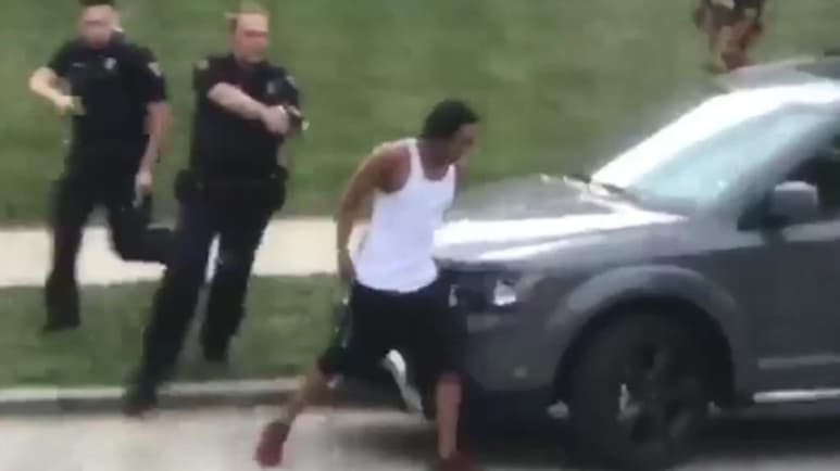 El afroamericano Jacob Blake, al que este domingo un policía disparó siete veces por la espalda en Kenosha (Wisconsin) provocando un nuevo estallido de protestas raciales en EUA, está esposado a la cama del hospital, según denunció su padre. (ESPECIAL)