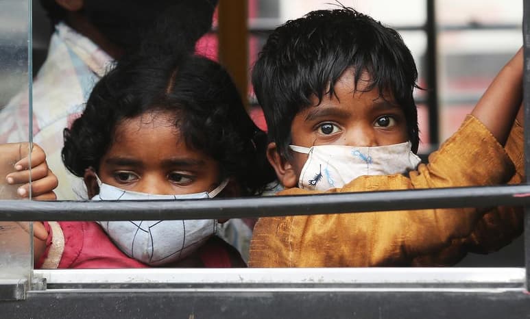 Los niños pueden excretar el coronavirus que causa la COVID-19 aunque nunca hayan tenido síntomas o incluso tiempo después de que estos hayan desaparecido. (ARCHIVO)