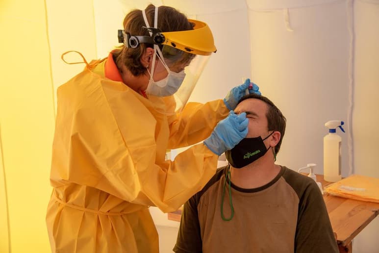 El Ministerio español de Sanidad sumó este viernes otros 9,779 contagios de coronavirus, de los que 3,829 fueron diagnosticados en las últimas 24 horas, mientras que la cifra de muertes por la pandemia en España asciende en 25 y alcanza los 29,011 fallecidos. (ARCHIVO)