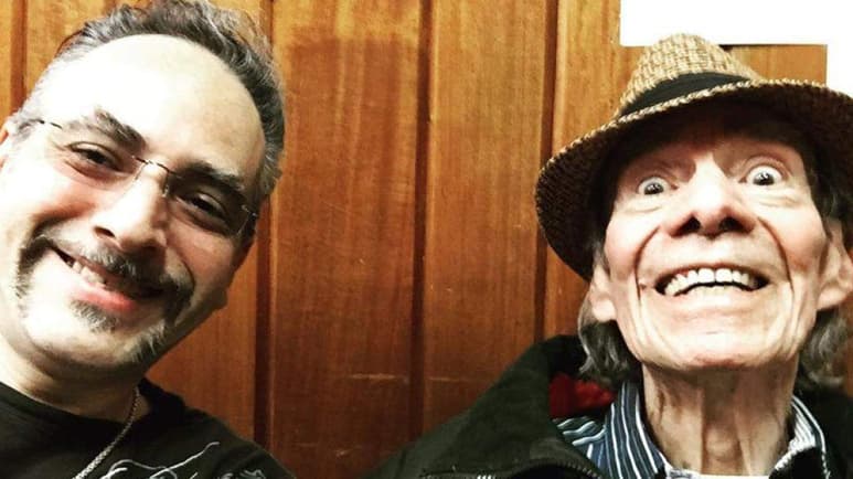 Aunque en los últimos meses Iván Valdés, nieto de Manuel 'El Loco' Valdés no estuvo cerca de él, detalló que está muy afectado por el sensible fallecimiento del actor y ya se encuentra en camino a la Ciudad de México para asistir esta noche al velorio de su abuelo. (ESPECIAL)