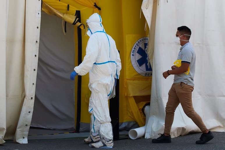 España autorizó este viernes el primer ensayo clínico en humanos para una vacuna contra COVID-19. (ARCHIVO)