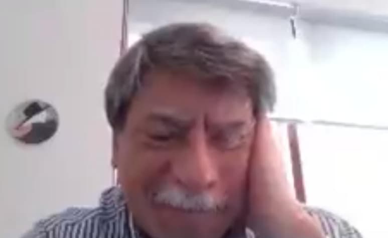 El profesor no pudo evitar llorar debido a los probelmas que tenía para impartir su clase en línea (CAPTURA)