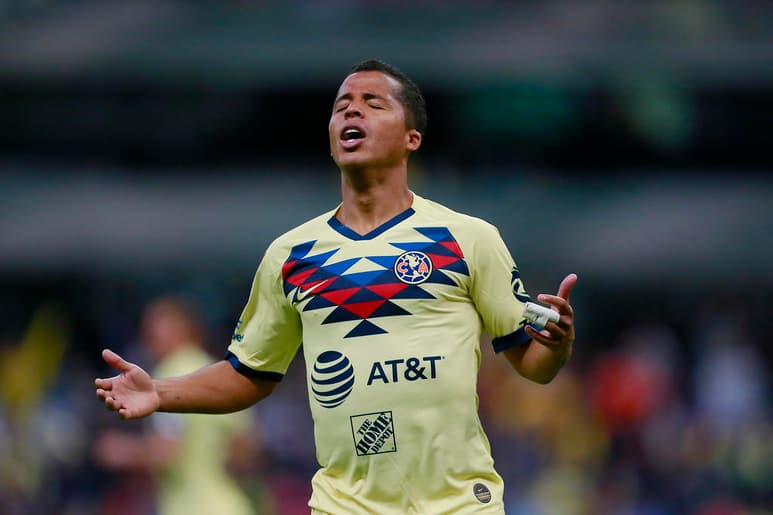Miguel Herrera ha confirmado que 'Gio' sigue sufriendo de aquella dura entrada de Antonio 'Pollo' Briseño en el Clásico pasado. (ARCHIVO)