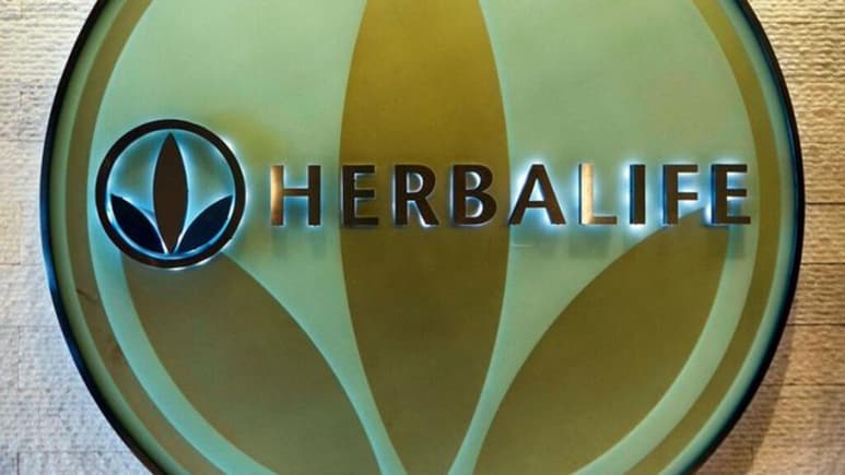 Herbalife reconoció haber sobornado a funcionarios del gobierno chino, falsificado los registros contables para encubrir los pagos, informaron el viernes los fiscales estadounidenses al anunciar los cargos de corrupción contra la compañía de salud y nutrición. (ARCHIVO)