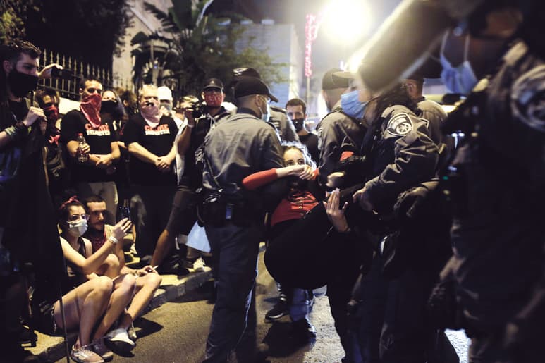 La crisis de coronavirus alimenta las protestas así como las causas de corrupción contra Netanyahu. (AP)