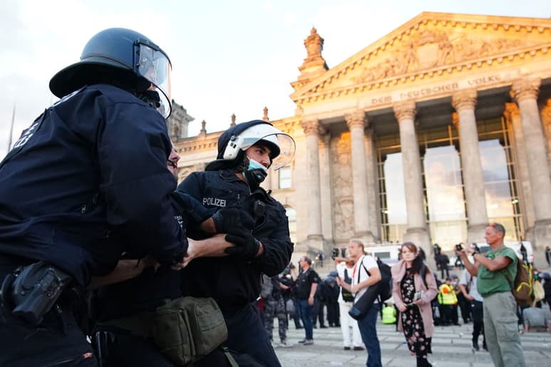 La Policía de Berlín optó por ordenar la disolución de la primera marcha cuando 18,000 personas desfilaban por la capital alemana. (EFE)