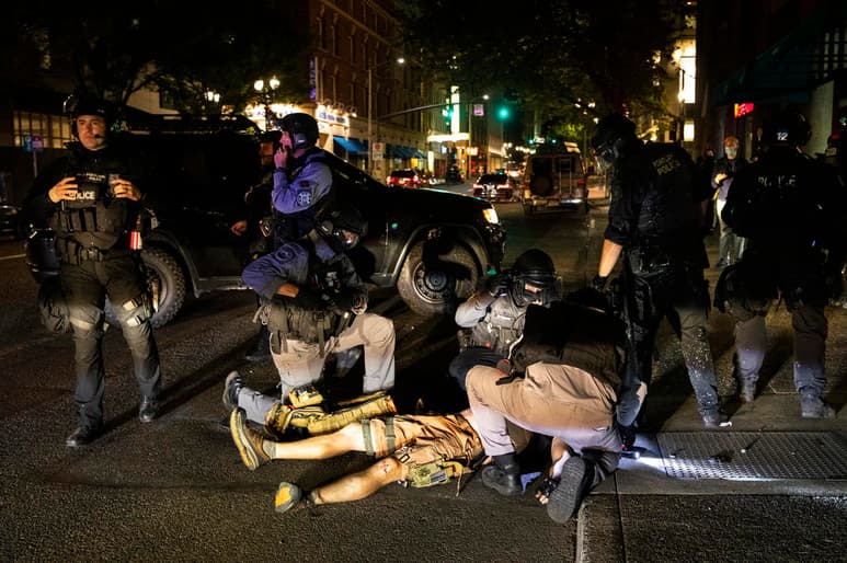 Una persona murió por disparos en Portland (Oregón, Estados Unidos) después de que el sábado por la noche se registraran choques entre simpatizantes del presidente estadounidense, Donald Trump, y miembros del movimiento 'Black Lives Matter' (Las vidas negras importan). (AP)