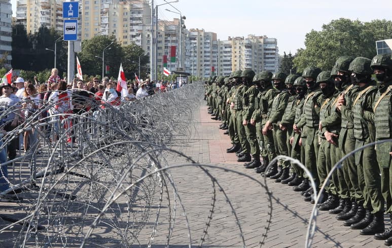 Miles de manifestantes se reunieron el domingo en la capital de Bielorrusia, comenzando la cuarta semana de protestas diarias para exigir la renuncia del autoritario líder del país. (EFE)