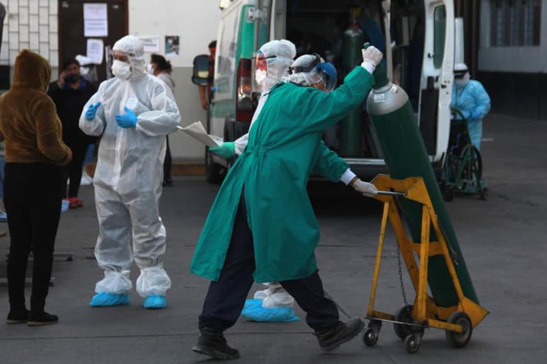 Los casos de COVID-19 reportados a la Organización Mundial de la Salud (OMS) están cerca de llegar a 25 millones. (ARCHIVO)