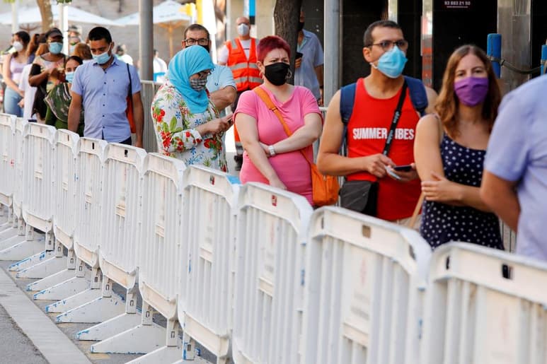 Los contagios por coronavirus siguen aumentando en España y no dan tregua ante el inicio este lunes de una semana clave para el país, que se reactiva después del descanso estival. (ARCHIVO) 