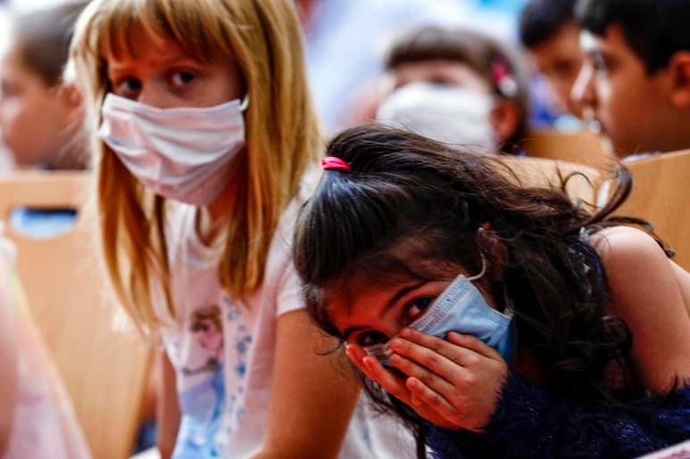 Estados Unidos alcanzó este domingo la cifra de 5,993,668 casos confirmados de COVID-19 y la de 183,034 fallecidos, de acuerdo con el recuento independiente de la Universidad Johns Hopkins. (ARCHIVO)