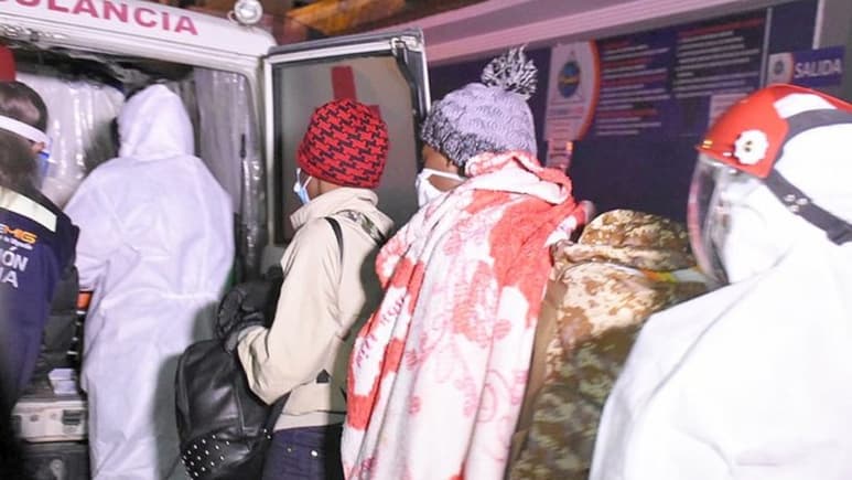Estas personas, incluidos cinco hombres, doce mujeres y tres niños, fueron interceptadas en la localidad de Pailón. (CORTESÍA)
