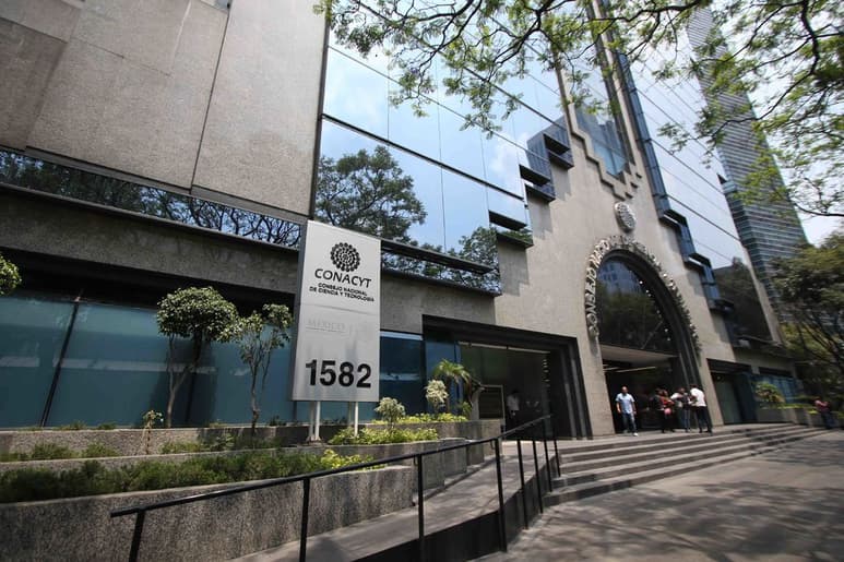Para los egresados universitarios es más fácil acceder a una beca que conseguir trabajo al salir de la Universidad. (ARCHIVO)