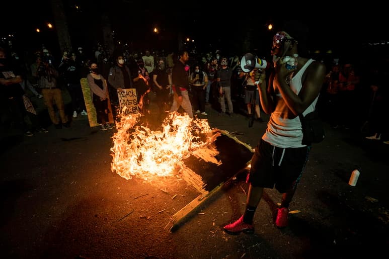 El presidente de Estados Unidos, Donald Trump, culpó al alcalde de Portland, el demócrata Ted Wheeler, de la situación en esa ciudad del noroeste del país, donde una persona falleció este fin de semana en choques entre seguidores del mandatario republicano y manifestantes del movimiento Black Lives Matter (las vidas negras importan). (ARCHIVO) 