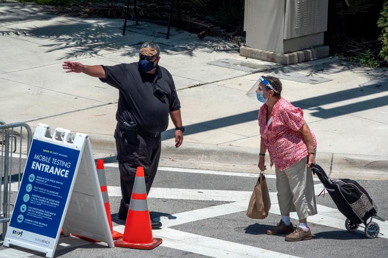 Florida inició la semana con 1,885 casos nuevos diarios de COVID-19, la cifra más baja desde el 15 de junio, en un día en que comenzaron las clases en las escuelas públicas de muchos condados. (ARCHIVO) 