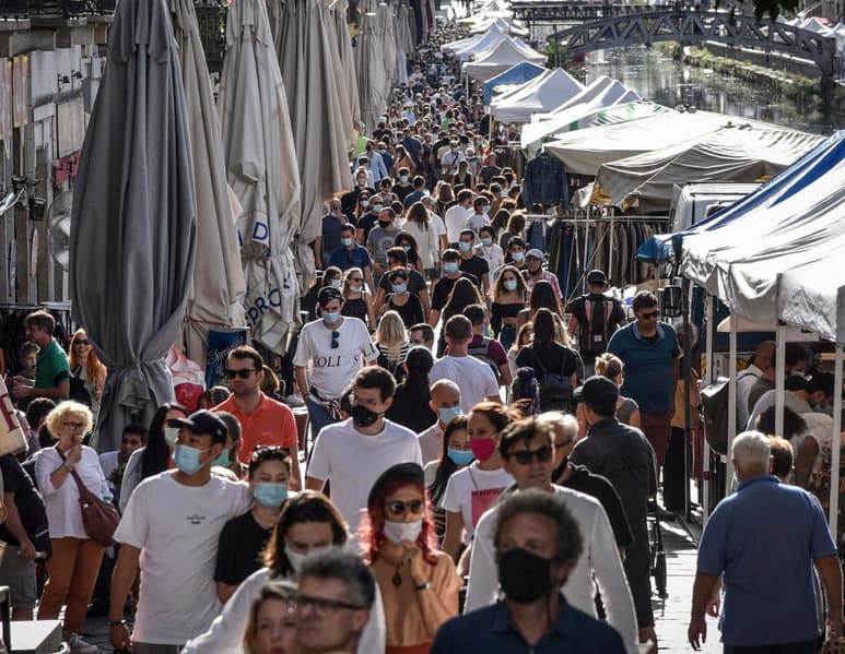 Italia registró hoy 996 casos respecto a los 1,365 de este domingo, aunque se realizaron casi 30,000 pruebas menos que en el día anterior y aumentan los ingresados en las unidades de cuidados intensivos. (ARCHIVO) 