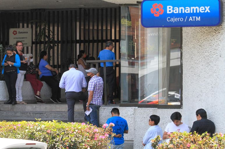 Al cierre de junio de 2020, los bancos que operan en el país reportaron un total de 12 mil 382 sucursales, es decir, 453 menos respecto a marzo, cuando inició la contingencia sanitaria por el COVID-19 en México, de acuerdo con datos de la Comisión Nacional Bancaria y de Valores (CNBV). (ARCHIVO)