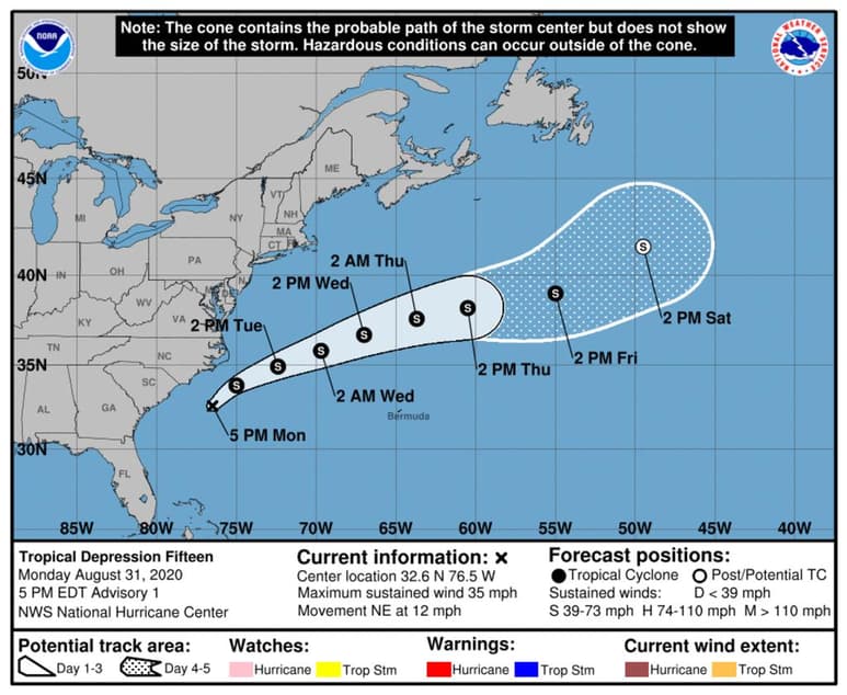 Una nueva depresión tropical, la número 'quince' en la actual temporada ciclónica del océano Atlántico, se formó este lunes retirada de la costa de Carolina del Norte (EUA) y se espera que se mantenga lejos de tierra, informó el Centro Nacional de Huracanes (NHC). (TWITTER)