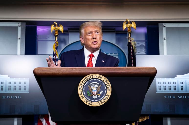 El presidente de Estados Unidos, Donald Trump, defendió este lunes a Kyle Rittenhouse, un joven que la semana pasada mató a dos manifestantes en Kenosha (Wisconsin), y confirmó que no piensa reunirse con la familia del afroamericano cuyo caso provocó las protestas en esa ciudad, Jacob Blake. (EFE)