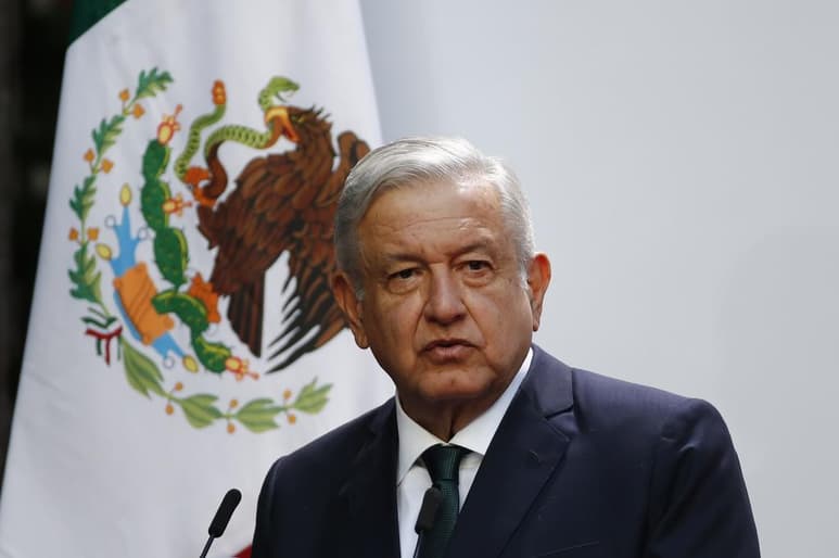 'Este gobierno no será recordado por corrupto, nuestro principal legado será purificar la vida pública de México', dijo el mandatario en el patio de honor en Palacio Nacional. (EFE)