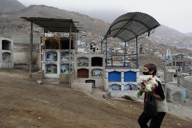Perú suma en seis meses de pandemia más de 70,000 muertos, un número superior a las víctimas que, durante veinte años (1980-2000), dejó la sanguinaria violencia del conflicto armado interno causado por las organizaciones subversivas Sendero Luminoso y Movimiento Revolucionario Túpac Amaru (MRTA). (EFE)