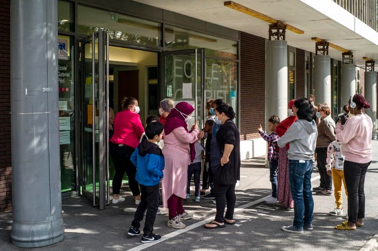 Francia registró en las últimas 24 horas 4,982 nuevos casos de coronavirus, lo que supone un nuevo repunte frente a los 3,082 anotados este pasado lunes. (ARCHIVO)