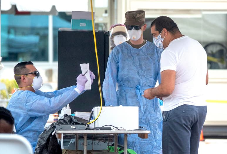 El estado de Florida (EUA) tuvo este martes un alza repentina de más de 7,500 casos de la COVID-19 debido, según el Gobierno de Ron DeSantis, a un nuevo retraso de un laboratorio en la entrega de resultados que datan de abril pasado. (ARCHIVO)