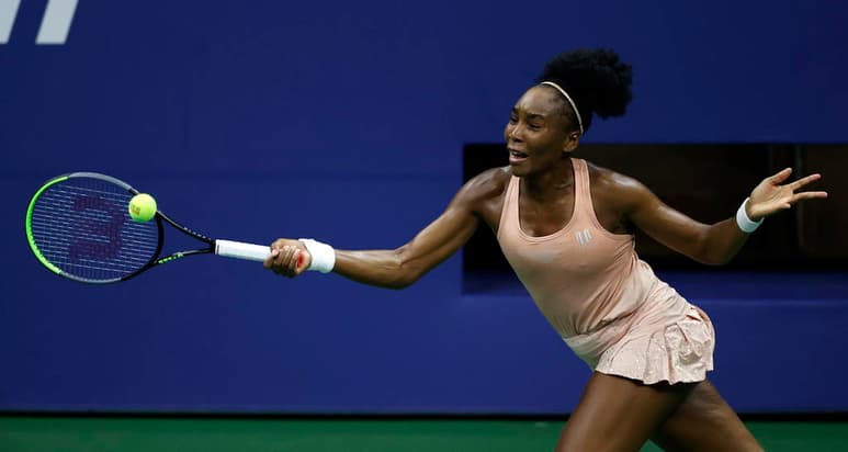 La estadounidense Venus Williams, que este martes cayó ante la checa Karolína Muchová en la primera ronda del Abierto de Estados Unidos, un hecho que ocurre por primera vez en su carrera, afirmó tras el encuentro que quedó satisfecha con su rendimiento y negó que haya jugado mal. (ARCHIVO)